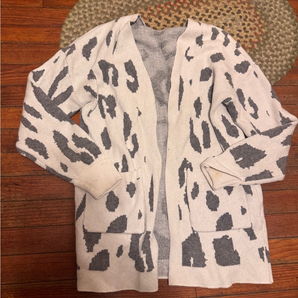 Boutique leopard women’s medium  Cream and Gray Cardigan animal print